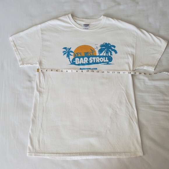 Gildan Key West Bar Stroll Tee, M, White w/Yellow & Blue - Picture 4 of 6